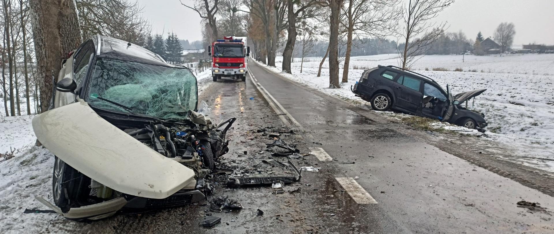 Zdjęcie przedstawia uszkodzone pojazdy w wyniku wypadku. 