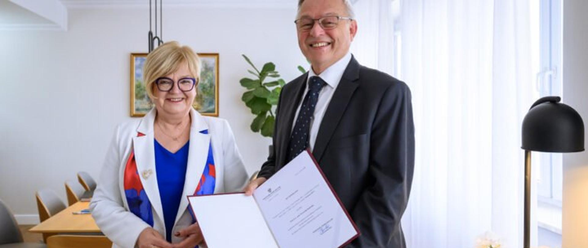 Zdjęcie przedstawia wojewodę podkarpackiego Teresę Kubas-Hul i konsultanta wojewódzkiego w dziedzinie chirurgii klatki piersiowej