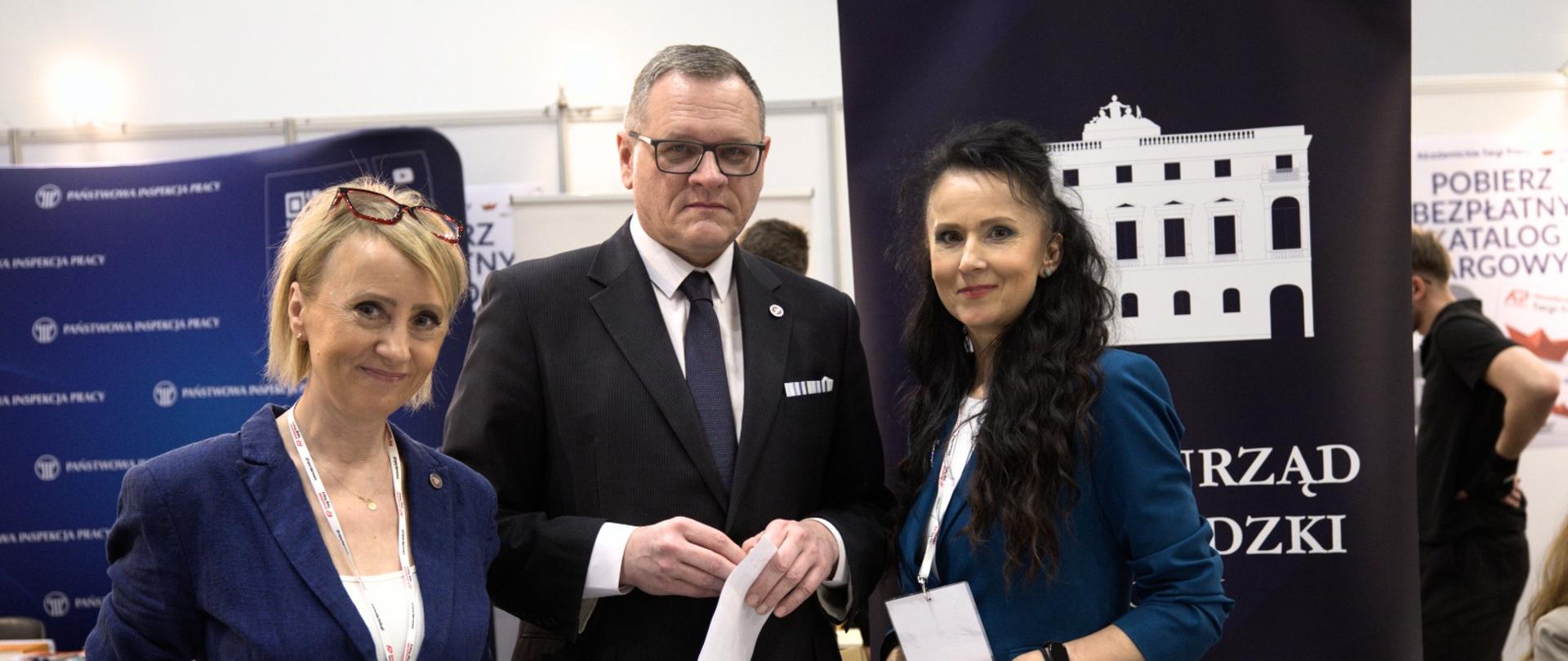 Dyrektor generalny ŁUW Marcin Szmaja wspólnie z przedstawicielkami urzędu 