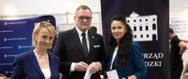Dyrektor generalny ŁUW Marcin Szmaja wspólnie z przedstawicielkami urzędu 
