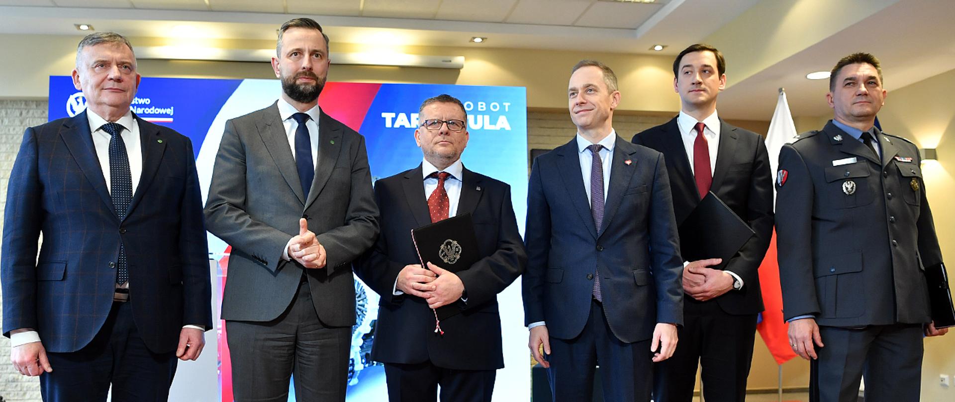 7 marca 2025 r. w Warszawie, w obecności Władysława Kosiniaka – Kamysza, wicepremiera - ministra obrony narodowej oraz Pawła Bejdy i Cezarego Tomczyka, sekretarzy stanu w MON została podpisana umowa na dostawę Mobilnych Bezzałogowych Pojazdów Rozpoznawczych „Tarantula”. Fot. st. kpr. Wojciech Król/CO MON