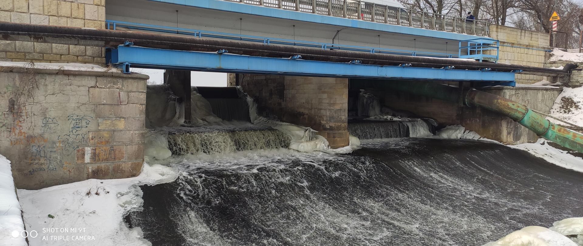 Przepływ rzeki Kamienna na jazie przy zbiorniku Pasternik