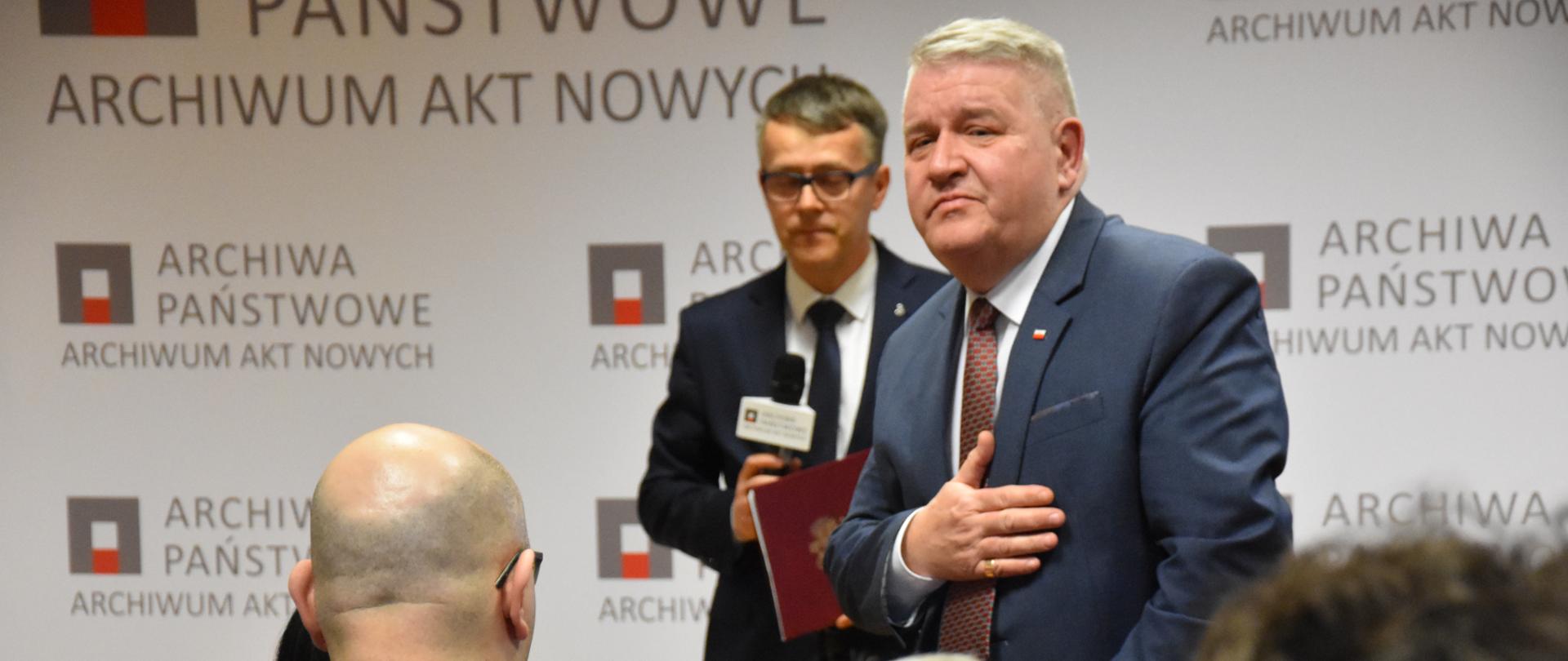 Wicewojewoda wręcza medale 100 - lecia Niepodległości