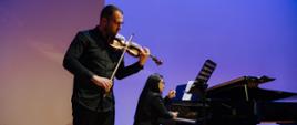 Na scenie skrzypek Ivane Yesayan i pianistka Anahit DIlbaryan