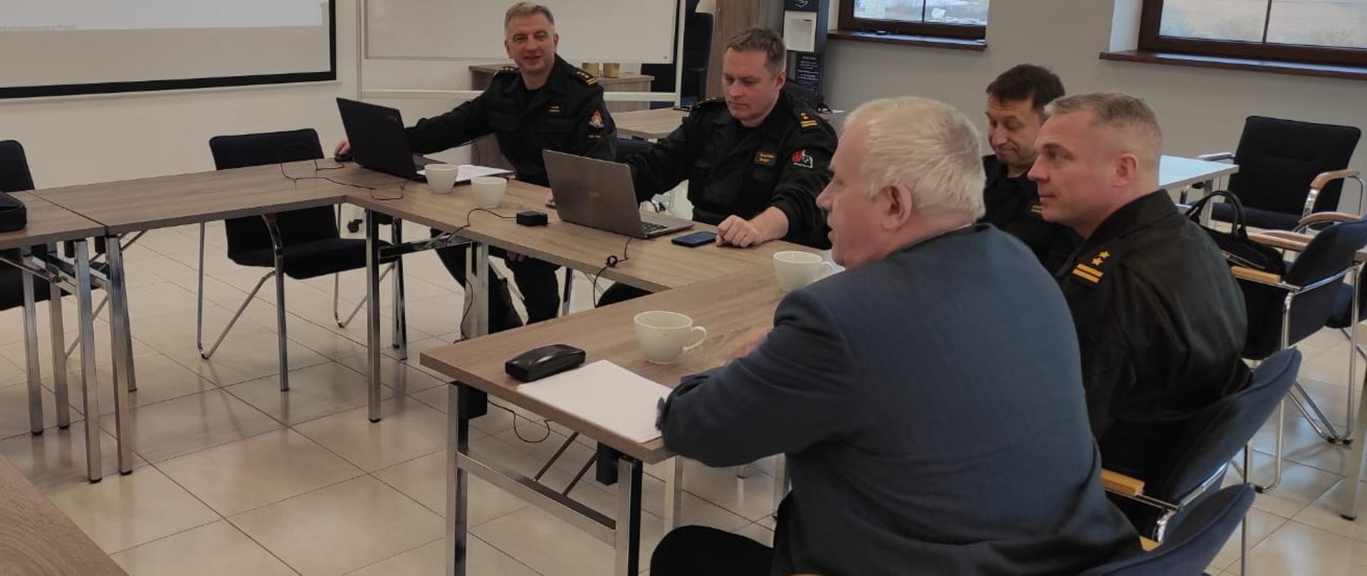 Zespół ekspercki podczas dyskusji w sali konferencyjnej 