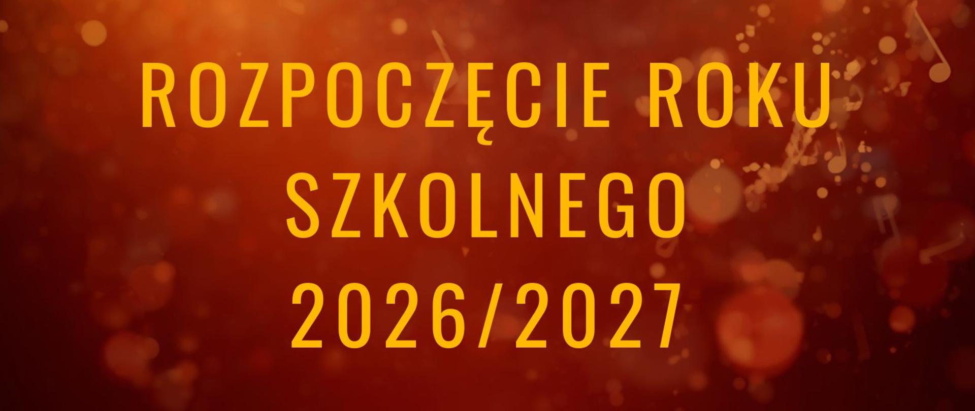 Plakat zapraszający na rozpoczęcie roku szkolnego 2026/2027 w Państwowej Szkole Muzycznej I i II stopnia im. I. J. Paderewskiego w Stalowej Woli. W górnej części znajduje się nazwa szkoły: „PAŃSTWOWA SZKOŁA MUZYCZNA I I II STOPNIA IM. I. J. PADEREWSKIEGO W STALOWEJ WOLI”. W centralnej części dużymi żółtymi literami widnieje napis: „ROZPOCZĘCIE ROKU SZKOLNEGO 2026/2027”. Poniżej podano datę wydarzenia: „1 WRZEŚNIA 2026 R.” oraz godzinę: „GODZ. 17:00”. W dolnej części plakatu znajduje się adres: „STALOWA WOLA, UL. NARUTOWICZA 11”. Tło jest utrzymane w odcieniach czerwieni, bordo, pomarańczu i złota, z dekoracyjnymi rozmytymi punktami światła. W lewym górnym rogu znajduje się złoty klucz wiolinowy, a w dolnej prawej części — czarny fortepian koncertowy z otwartym pulpitem, na którym znajdują się nuty. Plakat ma uroczysty, muzyczny charakter.