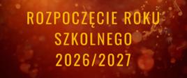 Plakat zapraszający na rozpoczęcie roku szkolnego 2026/2027 w Państwowej Szkole Muzycznej I i II stopnia im. I. J. Paderewskiego w Stalowej Woli. W górnej części znajduje się nazwa szkoły: „PAŃSTWOWA SZKOŁA MUZYCZNA I I II STOPNIA IM. I. J. PADEREWSKIEGO W STALOWEJ WOLI”. W centralnej części dużymi żółtymi literami widnieje napis: „ROZPOCZĘCIE ROKU SZKOLNEGO 2026/2027”. Poniżej podano datę wydarzenia: „1 WRZEŚNIA 2026 R.” oraz godzinę: „GODZ. 17:00”. W dolnej części plakatu znajduje się adres: „STALOWA WOLA, UL. NARUTOWICZA 11”. Tło jest utrzymane w odcieniach czerwieni, bordo, pomarańczu i złota, z dekoracyjnymi rozmytymi punktami światła. W lewym górnym rogu znajduje się złoty klucz wiolinowy, a w dolnej prawej części — czarny fortepian koncertowy z otwartym pulpitem, na którym znajdują się nuty. Plakat ma uroczysty, muzyczny charakter.