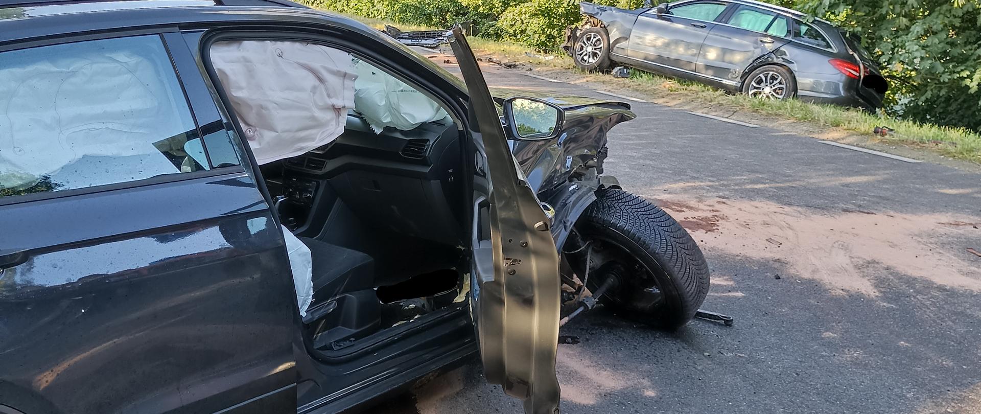  Dwa samochody po zderzeniu