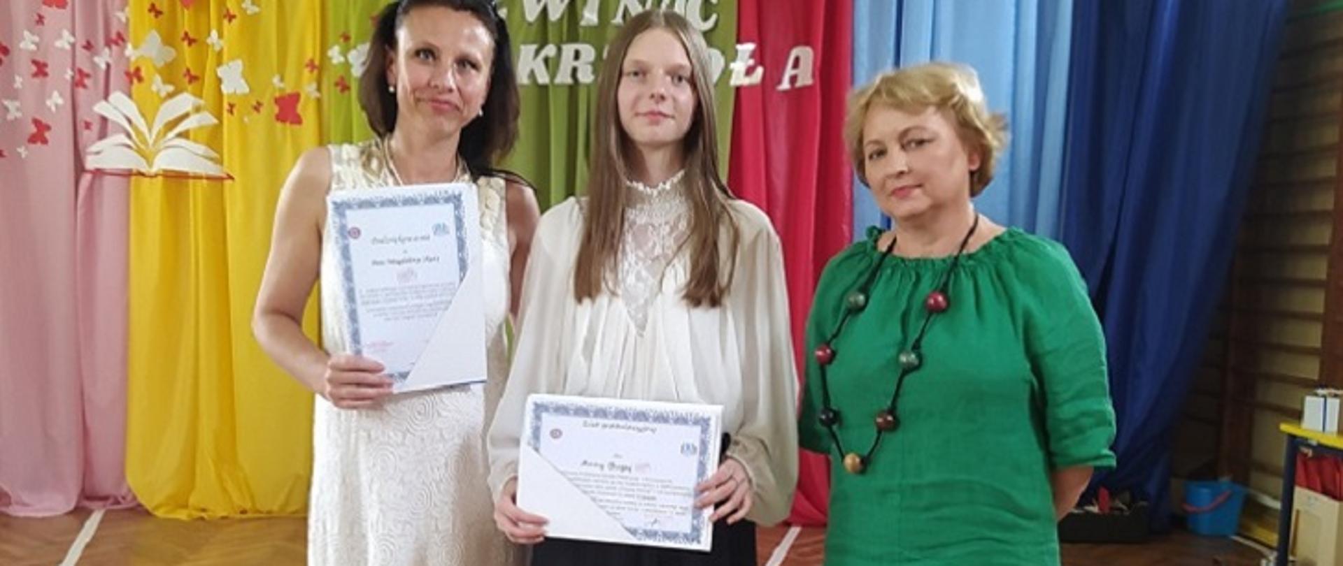 Nagrodzone nauczyciel i uczennica z przedstawicielem Sanepidu