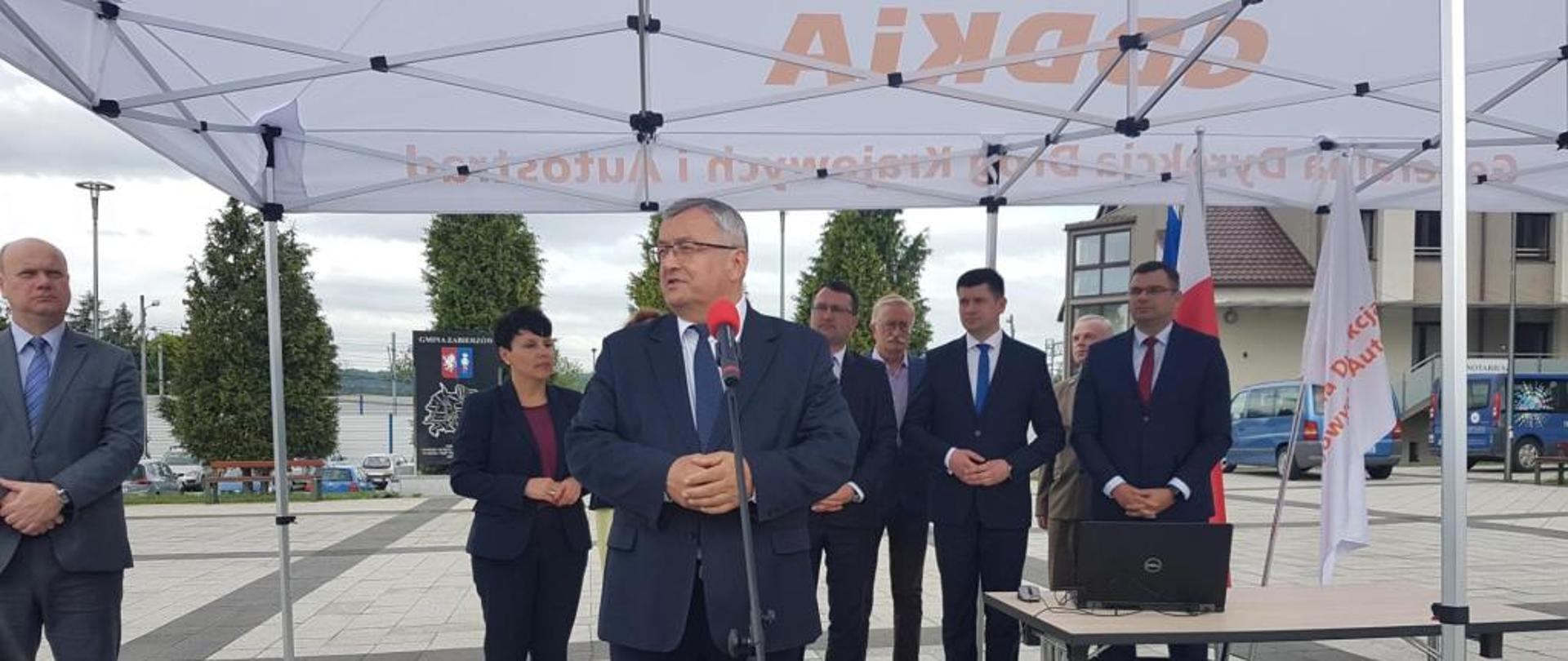 Minister infrastruktury podczas konferencji prasowej w Zabierzowie