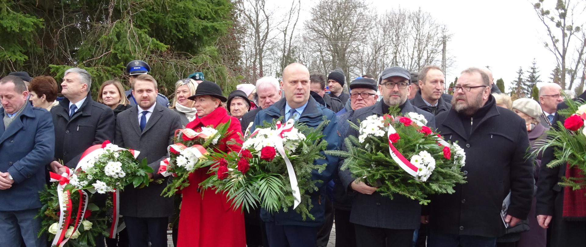 Kierownik Robert Kochański złożył wieniec przed symbolicznym pomnikiem przy kościele.