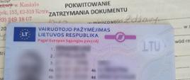 Blankiet zatrzymanego na trzy miesiące prawa jazdy kierowcy litewskiej ciężarówki, który prowadził pojazd bez karty włożonej do tachografu leży na wypisanym pokwitowaniu o zatrzymaniu dokumentu.