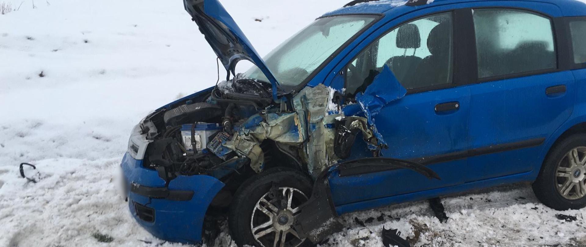 widoczne miejsce zdarzenia uszkodzone pojazdu biorące udział oraz służby działające na miejscu zdarazenia