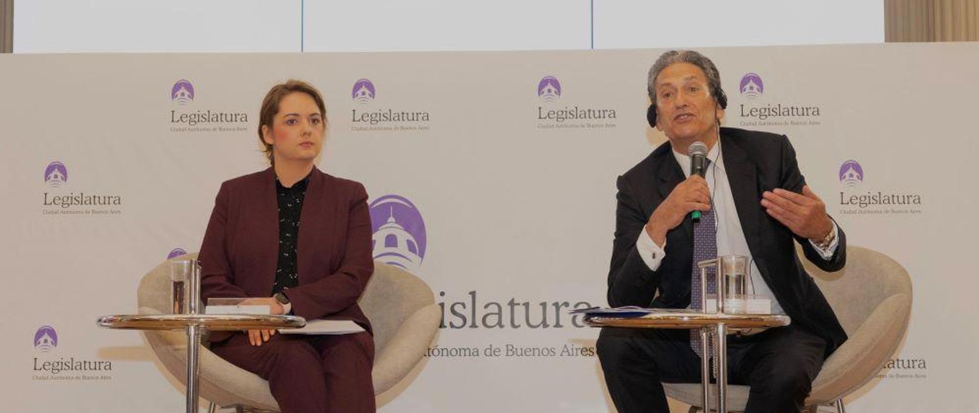 En la foto de la izquierda Paula Rejkiewicz, la Jefa de la Sección de la Comunicación Estratégica en la Cancillería de Polonia y James Rubin, Coordinador del Centro de Participación Global del Departamento de Estado de EE. UU.