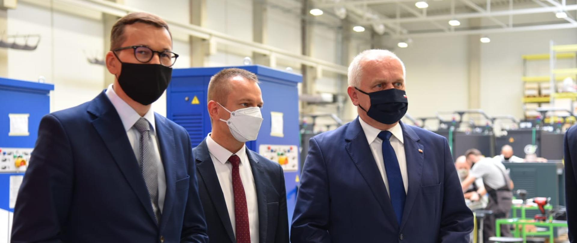 Wspólne zdjęcie Premiera i Wojewody z właścicielem Ekoenergetyki