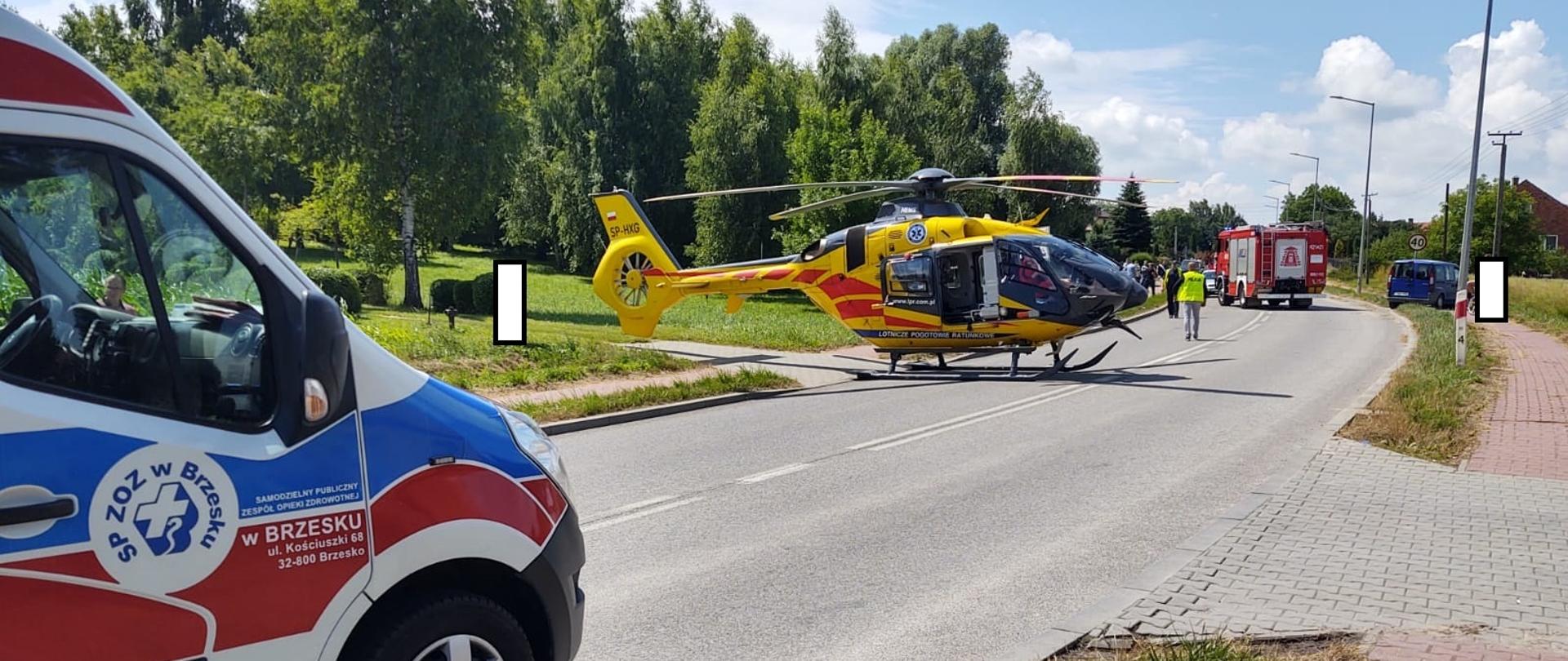 Służby ratownicze udzielają pomocy medycznej rannemu rowerzyście