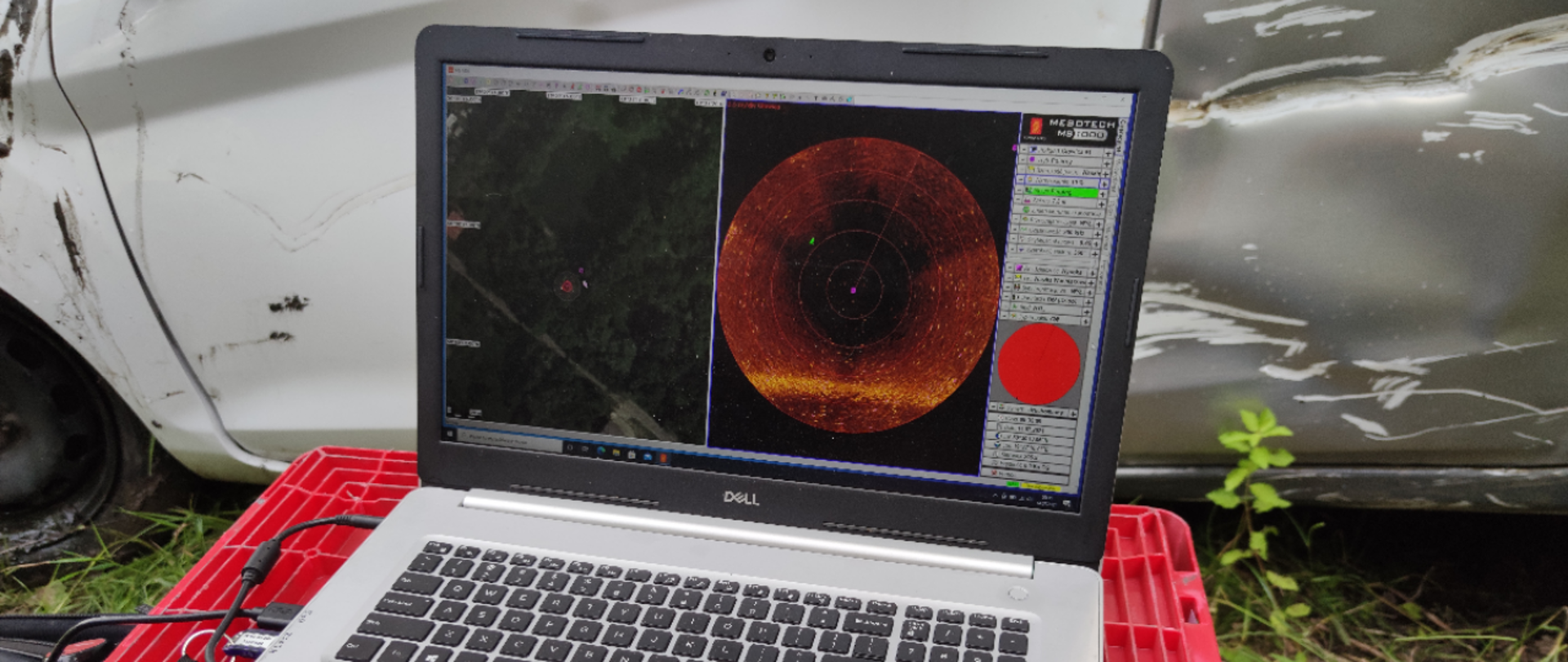 Zatopiony samochód w stawie