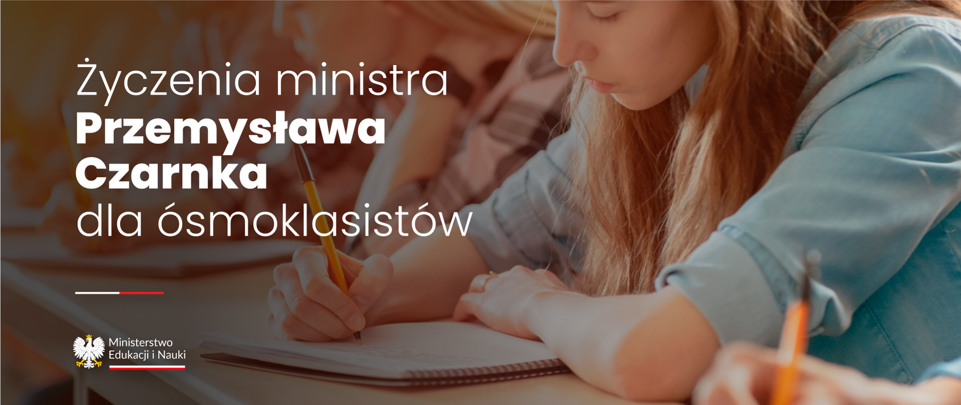 Napis Życzenia ministra Przemysława Czarnka dla ósmoklasistów w tle dziewczyna z długimi włosami ubrana w niebieską koszule dżinsową pisze coś w zeszycie. W ręku trzyma pomarańczowy długopis. 
