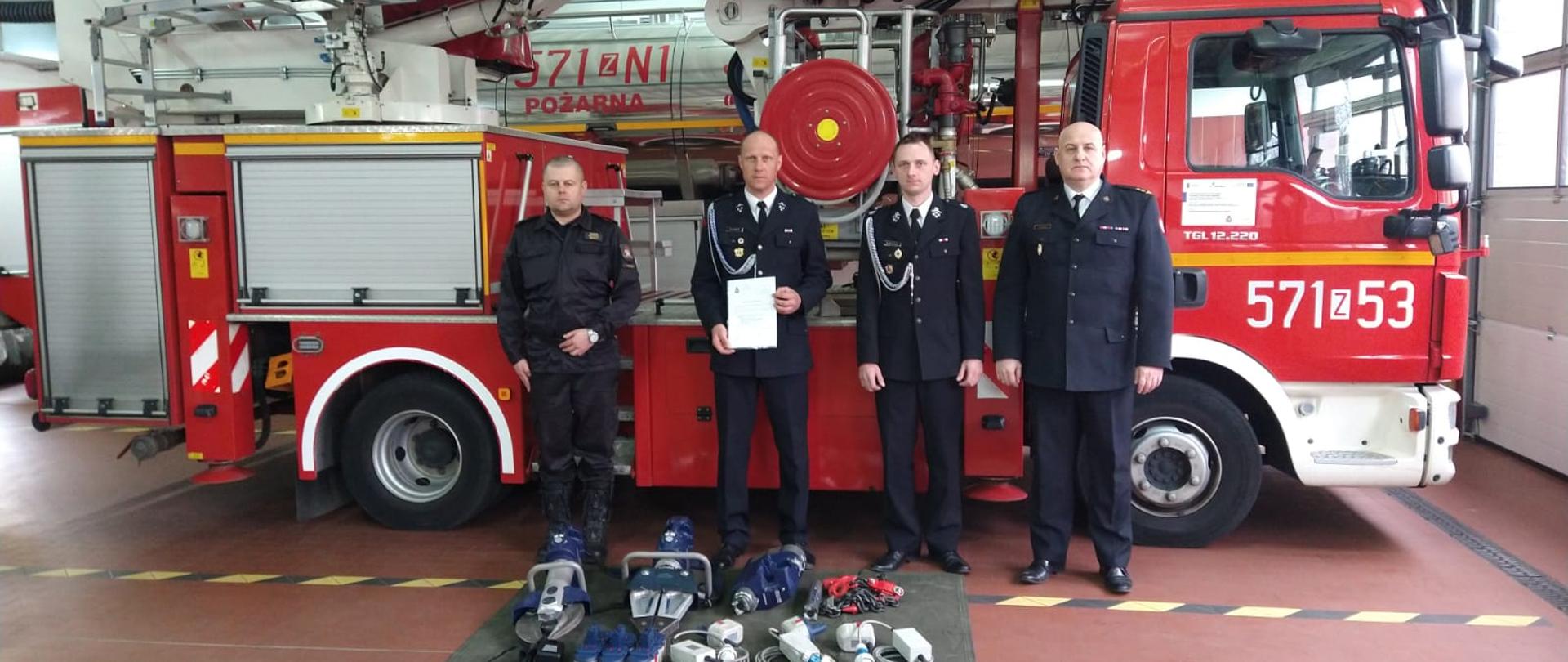 Przekazanie sprzętu ratowniczego dla OSP Szwecja