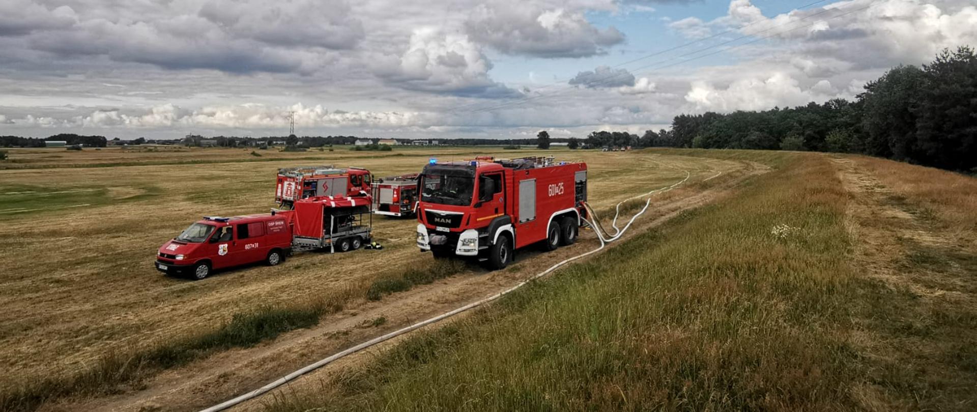 Na zdjęciu samochody strażackie w trakcie realizacji ćwiczeń podawania wody na duże odległości