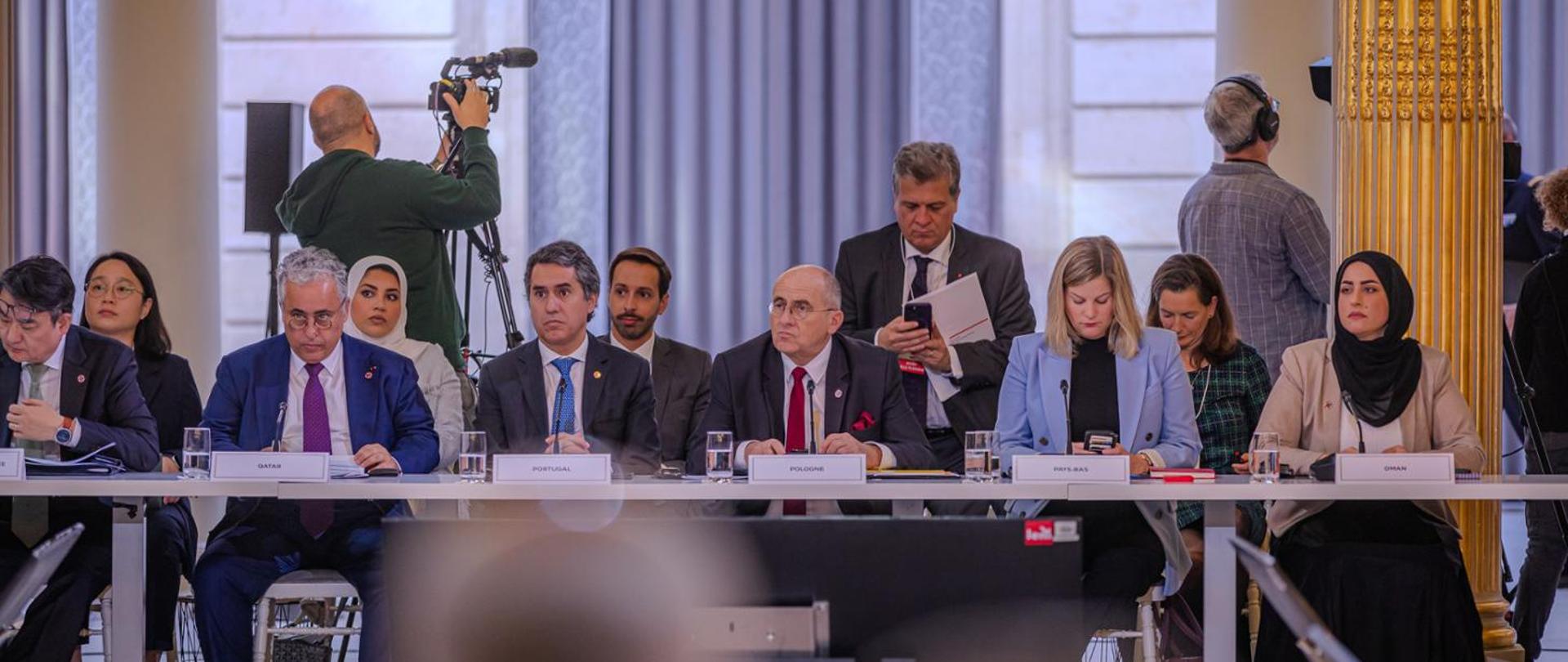 Zdjęcie przedstawia ministra Zbigniewa Rau oraz przedstawicieli innych państw podczas konferencji w Paryżu 