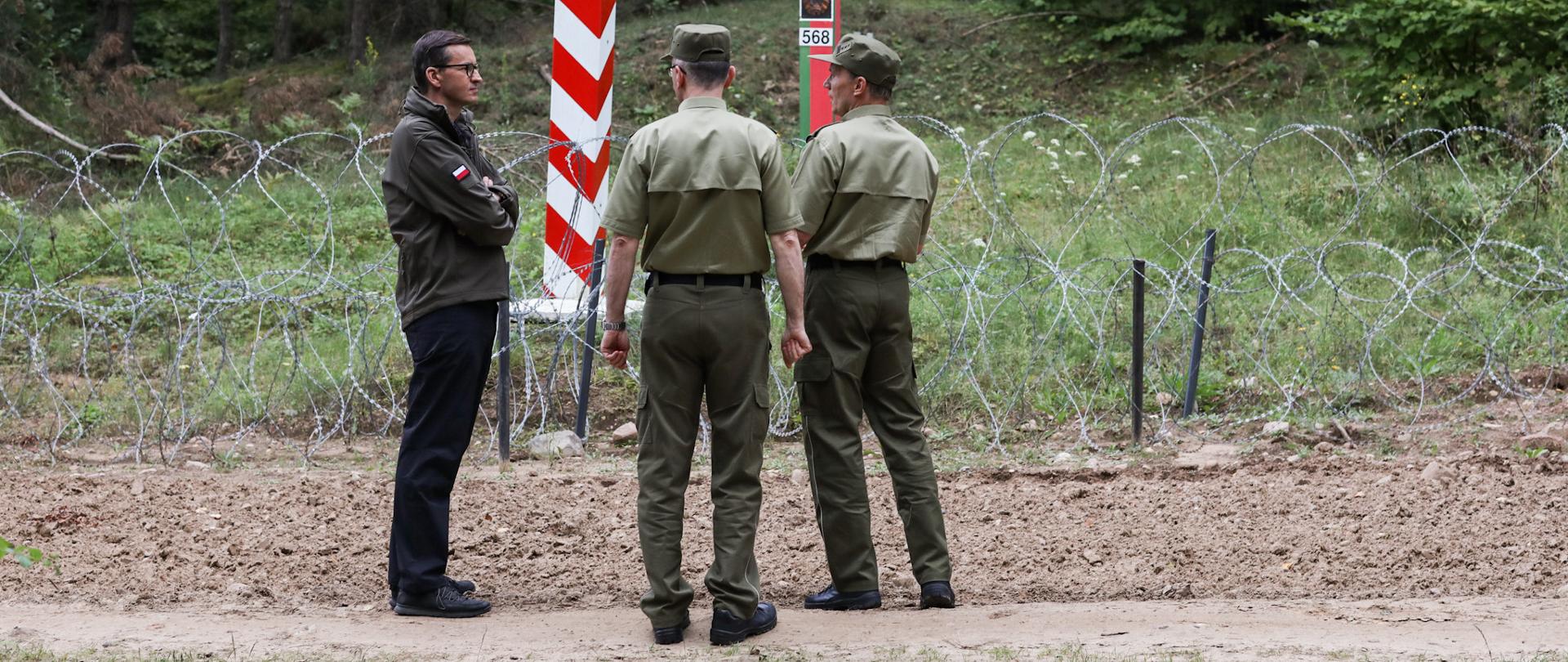 Premier Mateusz Morawiecki na granicy z Białorusią wraz z funkcjonariuszami Straży Granicznej, fot. KPRM