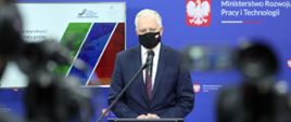 Wicepremier J. Gowin na niebieskim tle z napisem Ministerstwo Rozwoju, Pracy i Technologii.