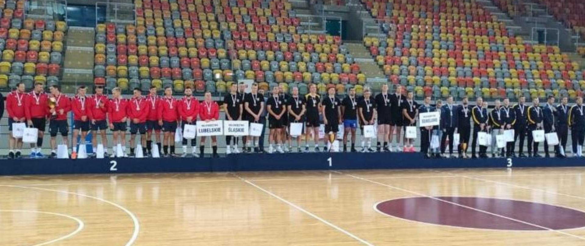 Na zdjęciu widać trzy najlepsze drużyny podczas 37. Finału Mistrzostw Polski Strażaków w Piłce Siatkowej.