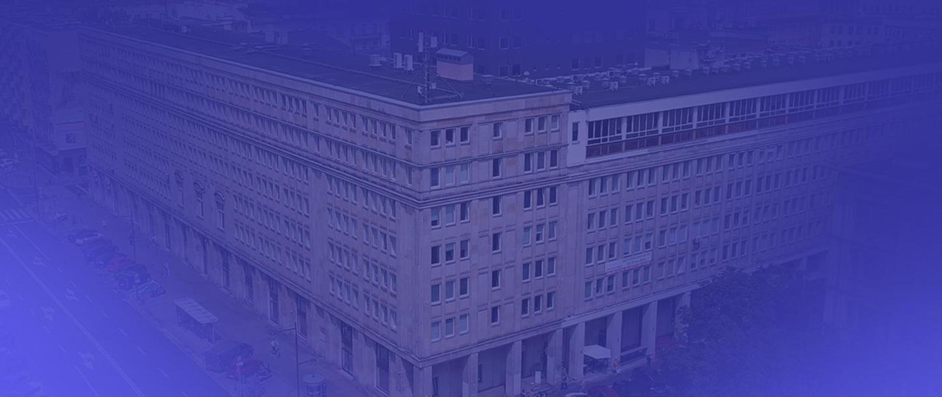Grafika ze zdjęciem budynku Głównego Urzędu Nadzoru Budowlanego w Warszawie zrobionym z wysokości i nałożonym na nie niebieskim filtrem.