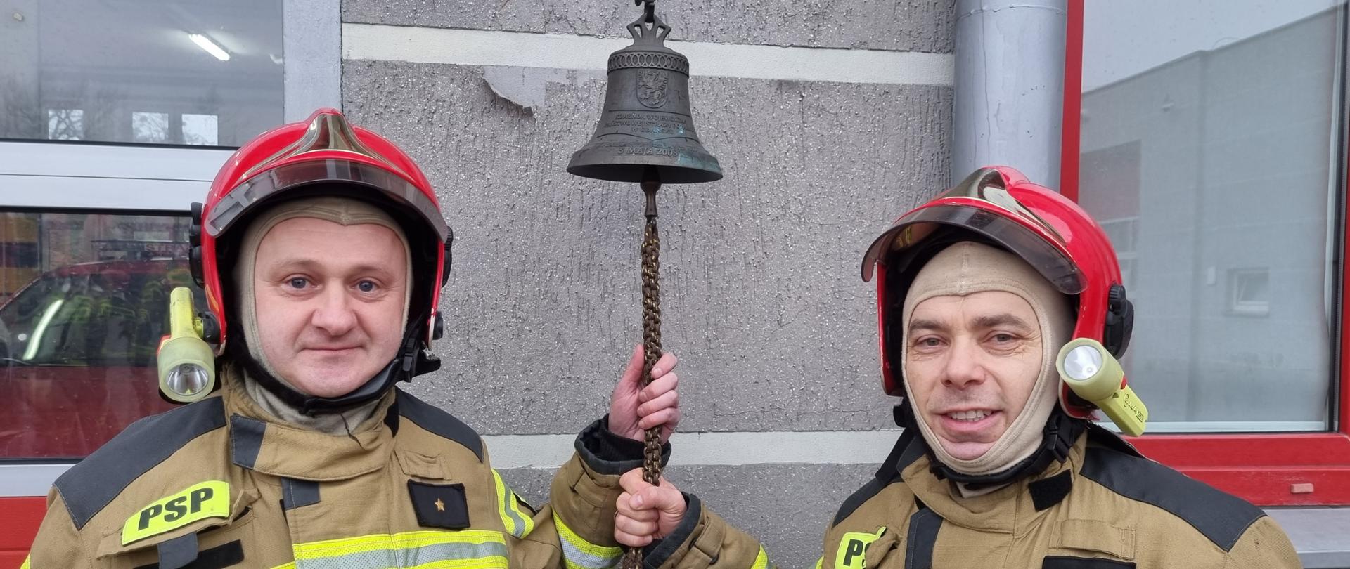 Odchodzący ze służby przy gongu