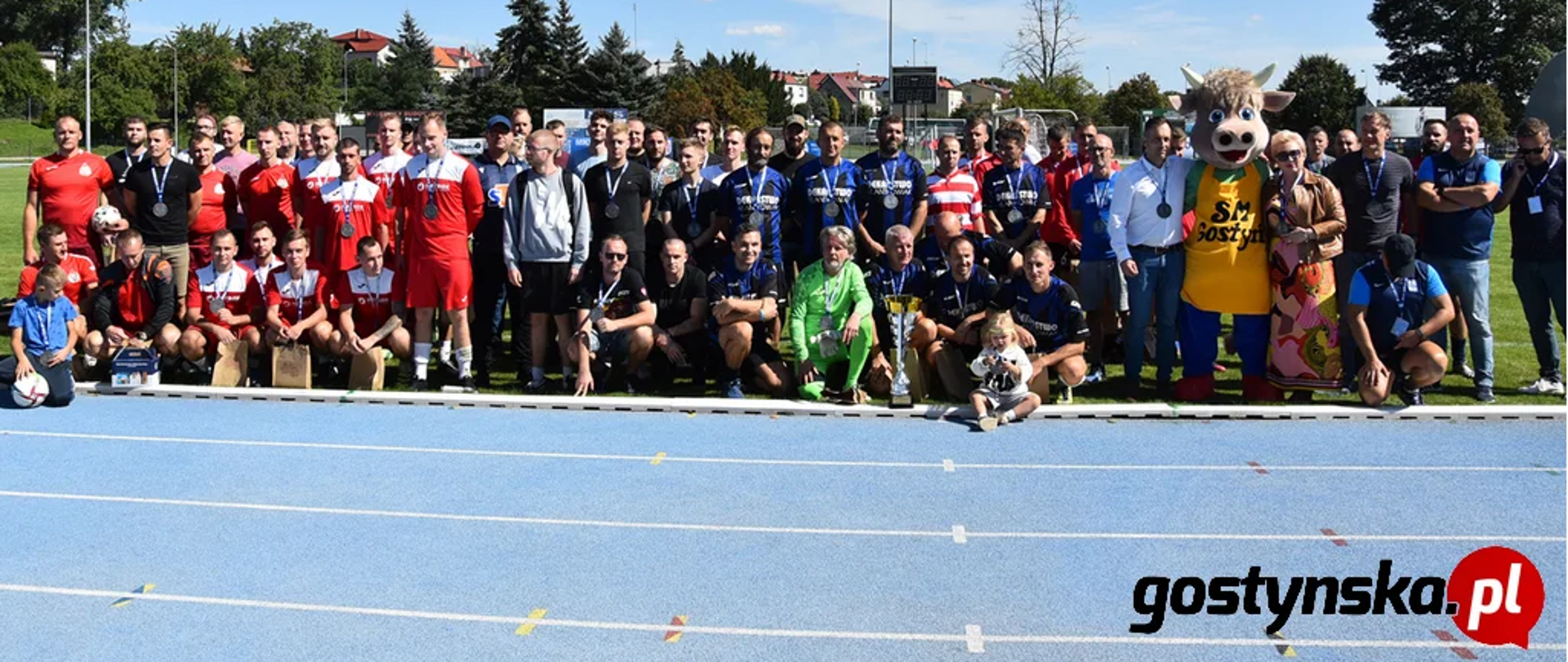 Strażacy grają w turnieju piłki nożnej.