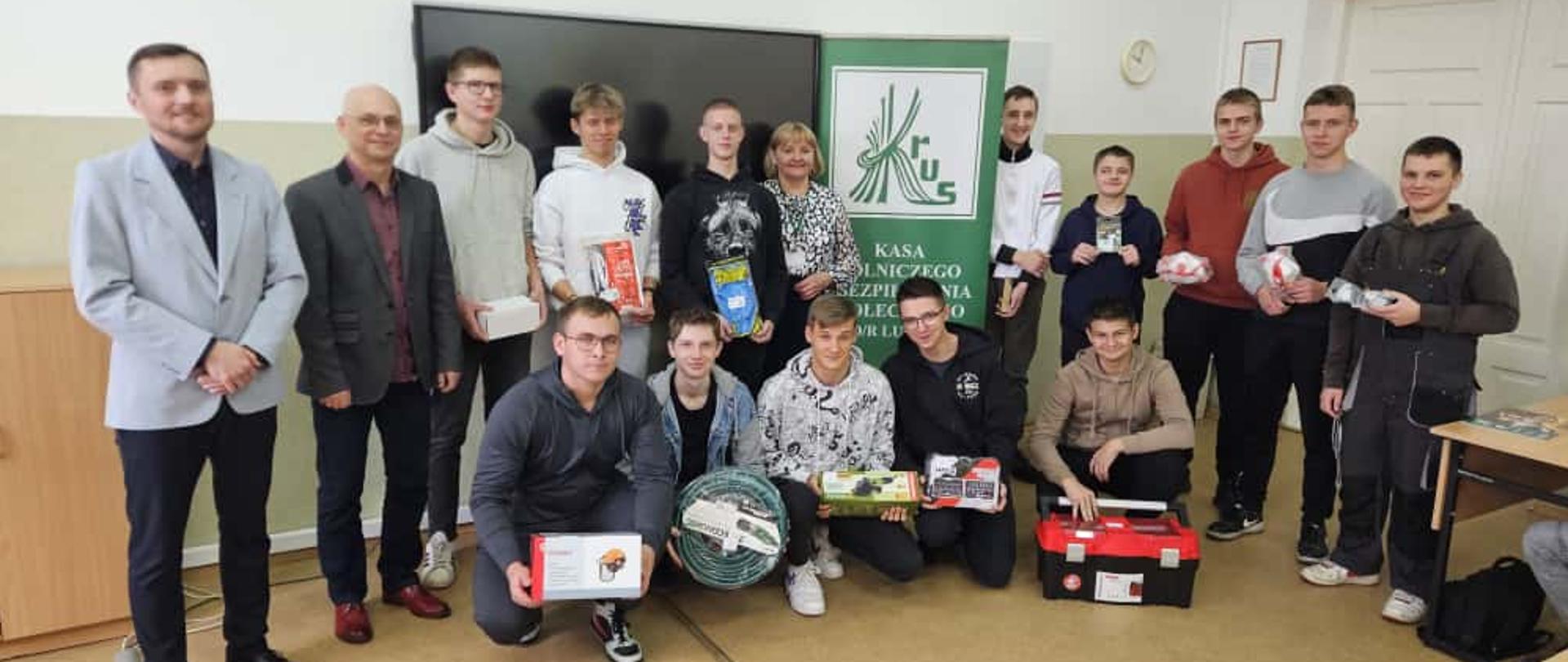 Uczniowie z nagrodami, Dyrekcją Szkoły i Przedstawicielami KRUS 3