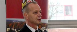 Zdjęcie przedstawia zdającego obowiązki Komendanta Powiatowego Państwowej Straży Pożarnej w Brodnicy st. bryg. Andrzeja Góreckiego. Komendant ubrany w mundur wyjściowy PSP.
