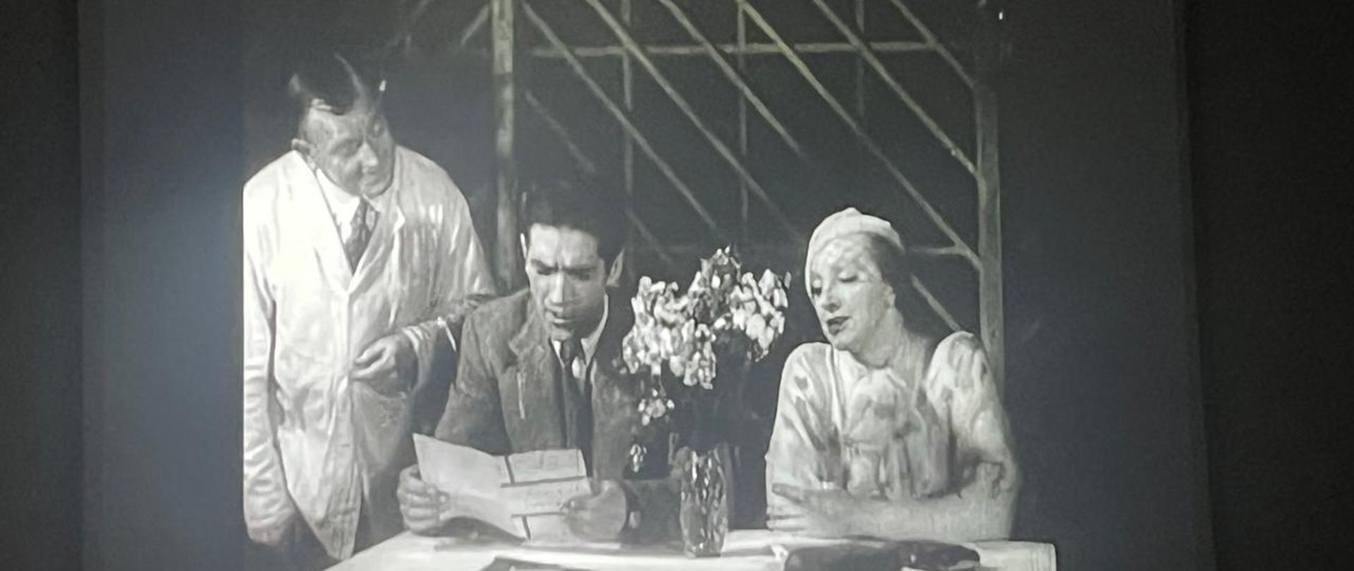 Czarnobiały Kadr z filmu Szpieg w Masce