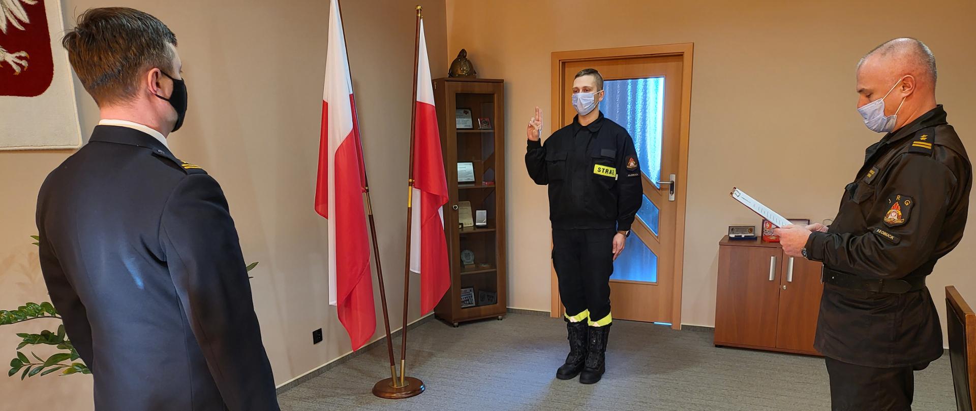 Zdjęcie przedstawia złożenie ślubowania w obecności Komendanta Powiatowego PSP w Kłobucku