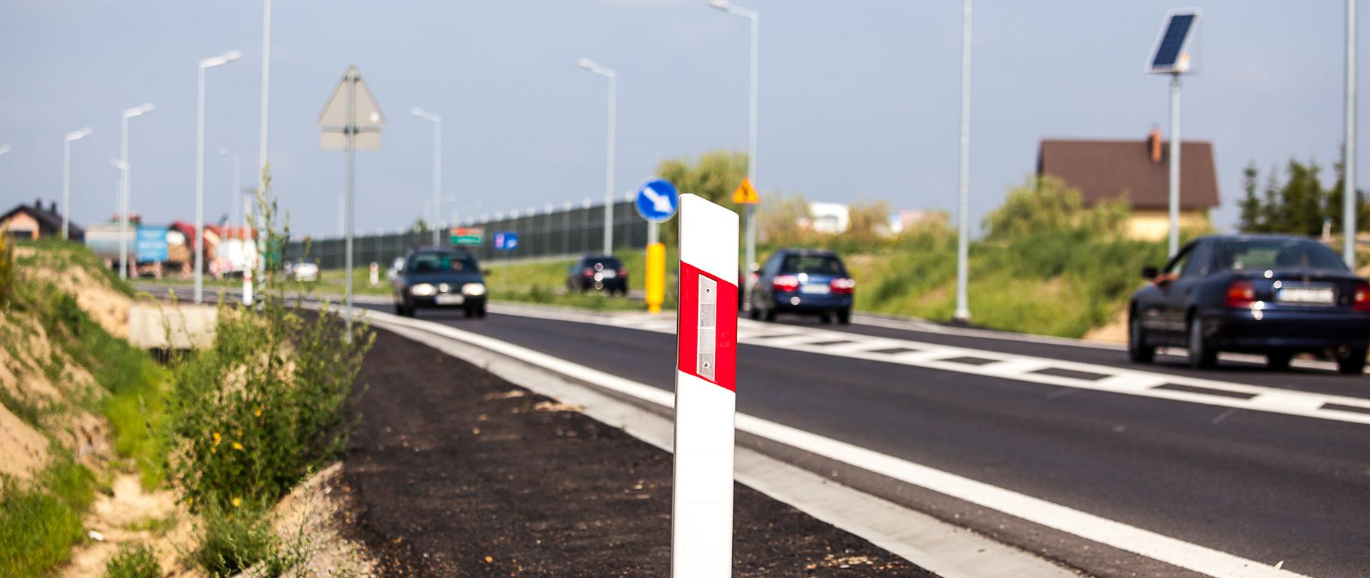 Słupek pikietażowy przy drodze publicznej