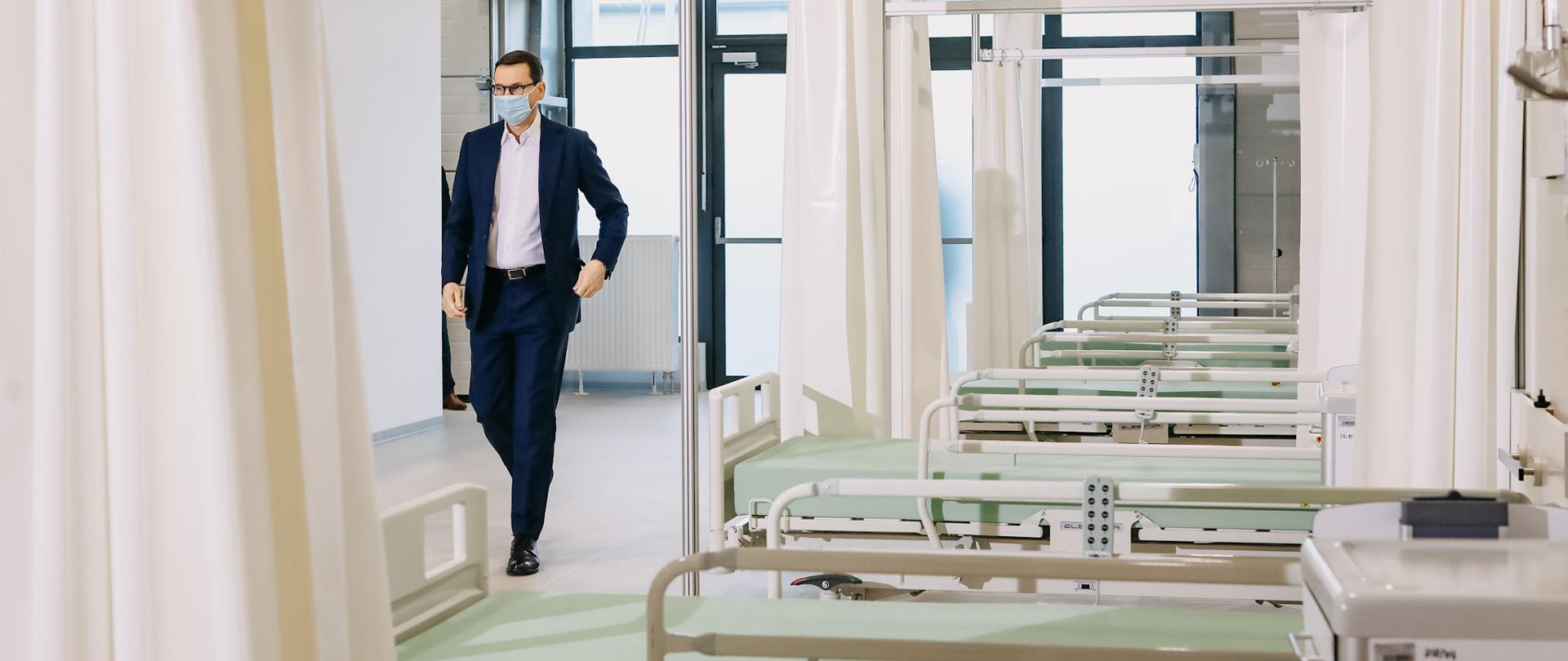 Premier w szpitalu tymczasowym.