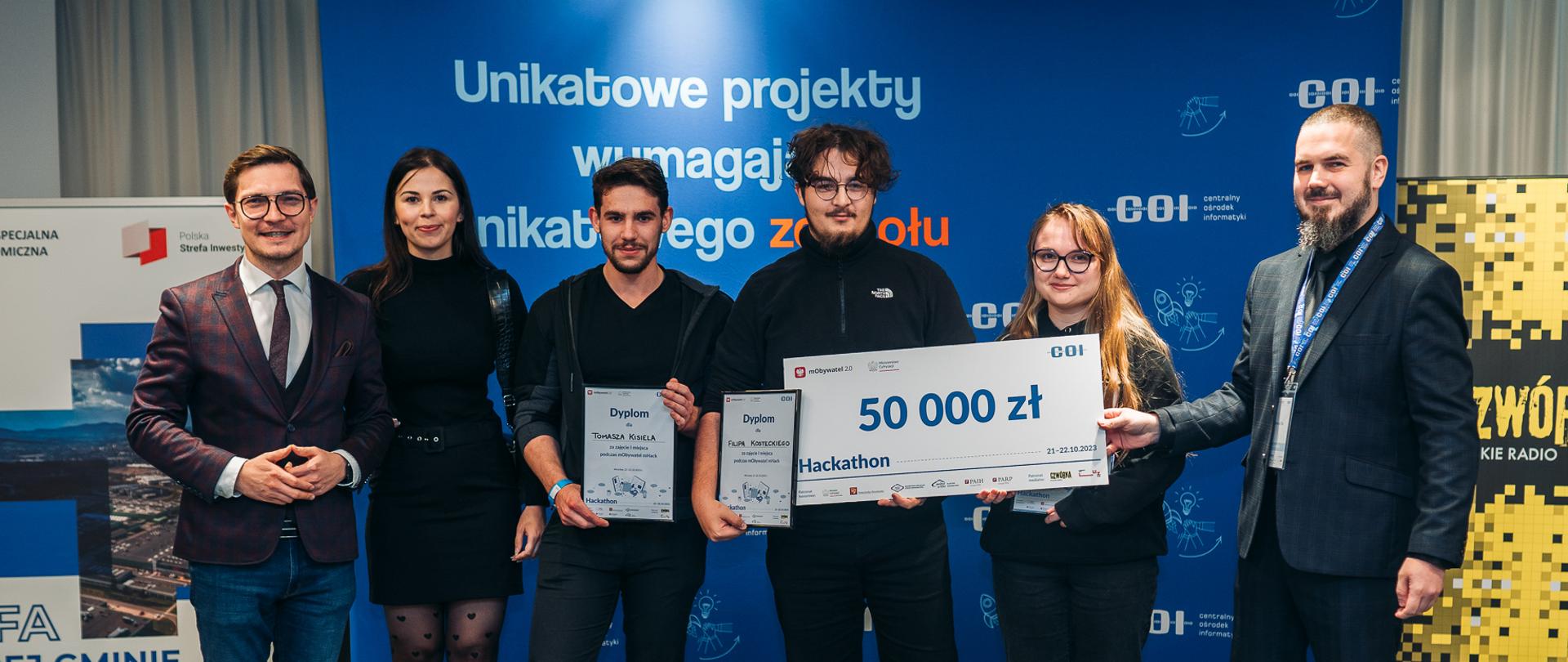 Wręczanie czeku na 50 tysięcy złotych zwycięzcom hackathonu.