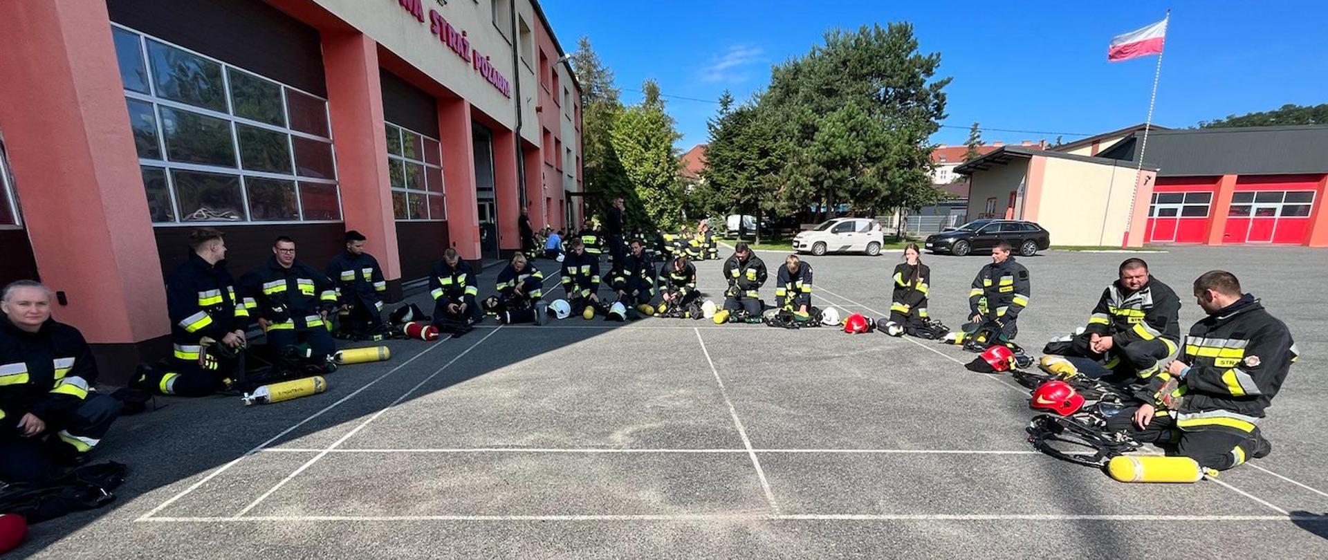 Na zdjęciu widać uczestników szkolenia OSP w czasie zajęć ze sprzętem ochrony układów oddechowych. 