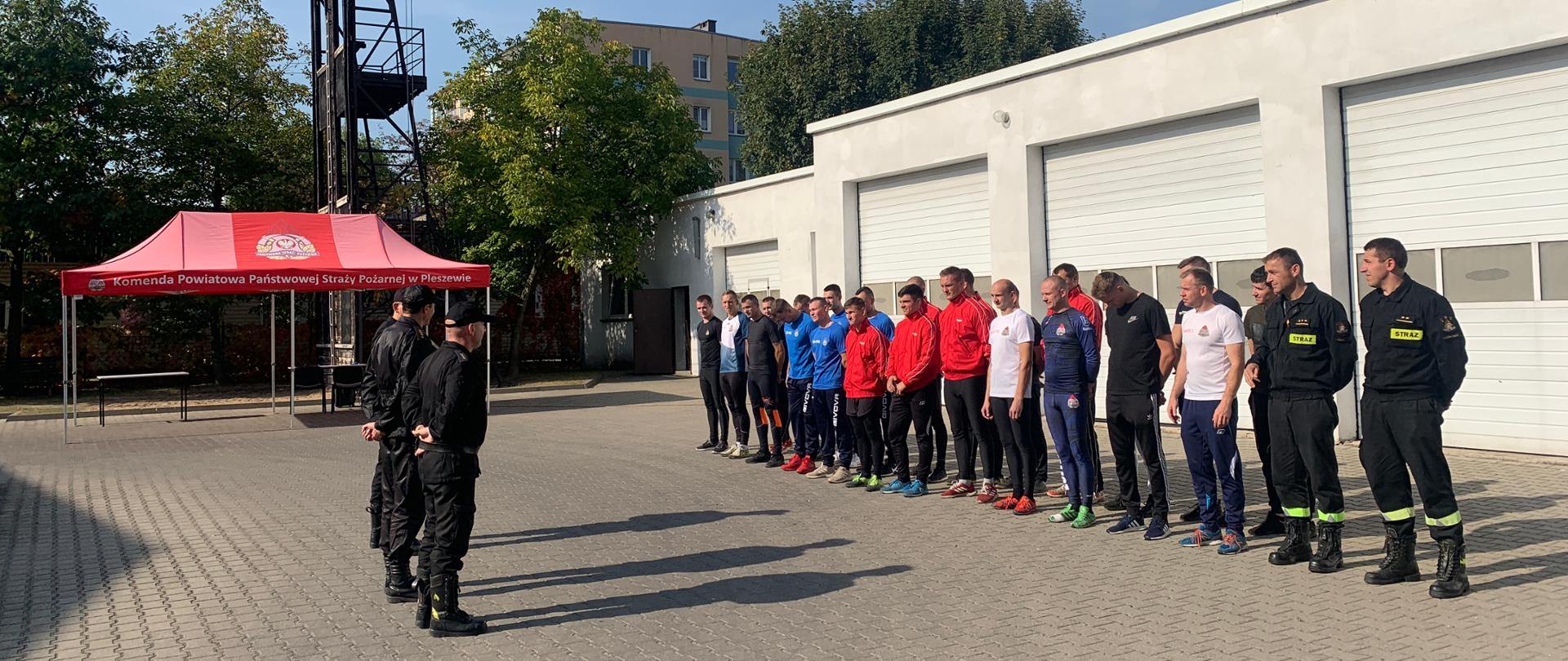 Drużyny podczas otwarcia zawodów w Pleszewie