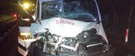 Uszkodzony przód samochodu w wyniku wypadku drogowego w Knorydach na DK nr 19.