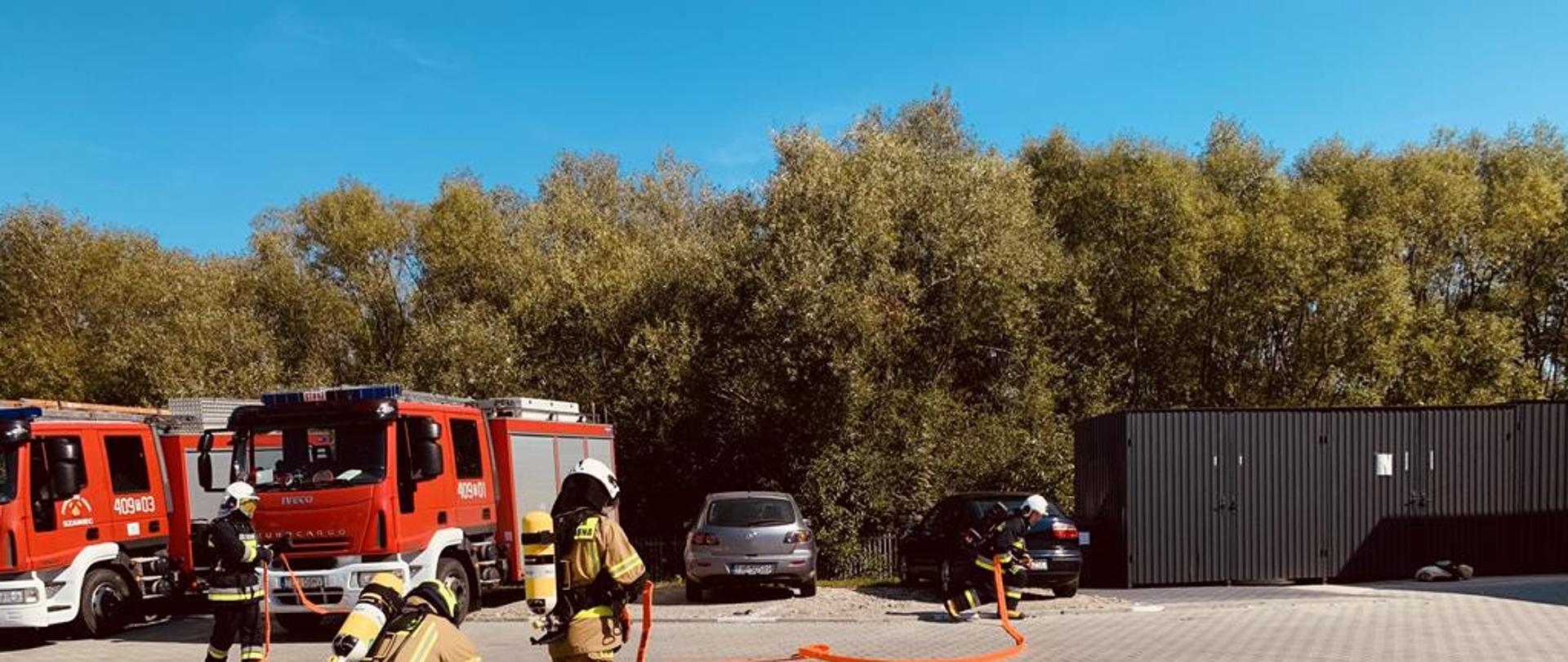 Zdjęcie przedstawia ratowników podczas ćwiczeń na placu galerii.