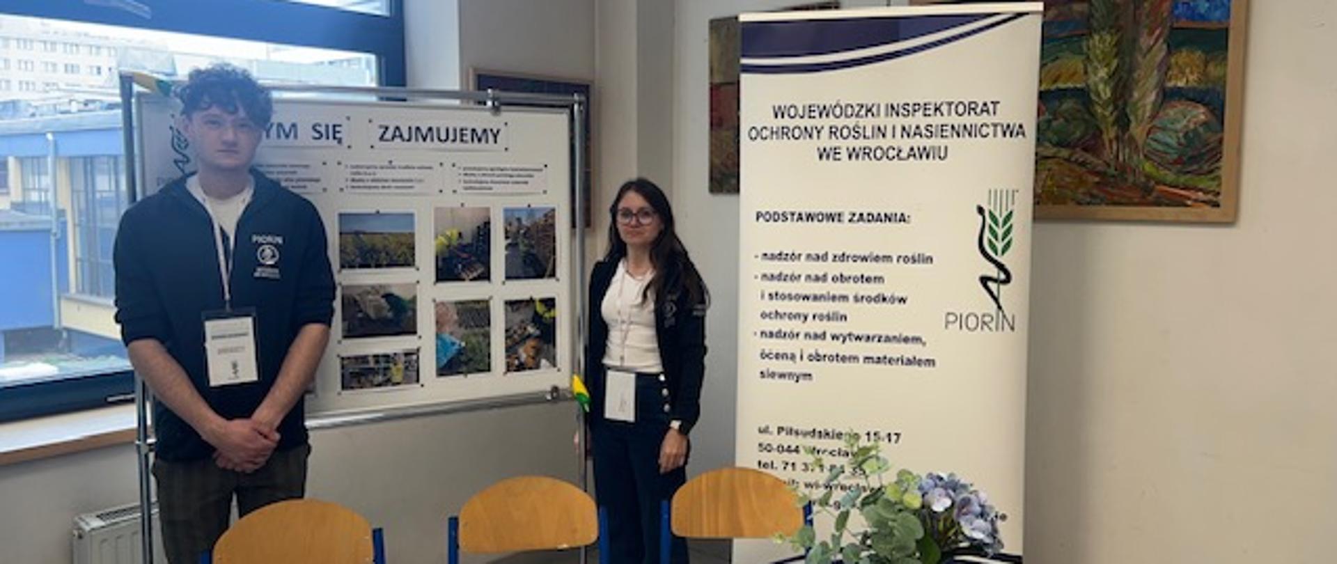 Dwóch pracowników WIORiN we Wrocławiu stojący przy banerach Instytucji.