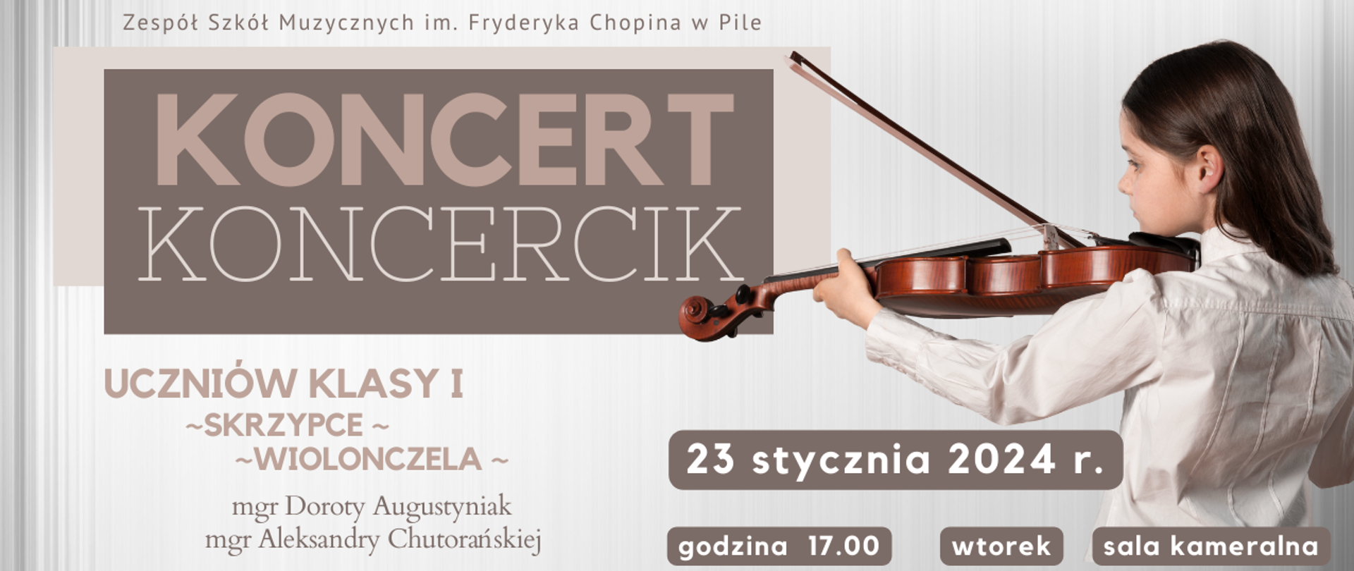 Na jasnobrązowym tle napis: "KONCERT KONCERCIK uczniów klasy I -skrzypce- -wiolonczela- mgr Doroty Augustyniak mgr Aleksandry Chutorańskiej 23 stycznia 2024 r. godzina 17.00 wtorek sala kameralna". Po prawej stronie dziewczynka grająca na skrzypcach odwrócona bokiem. Ma ciemne, proste, rozpuszczone włosy i białą koszulę.