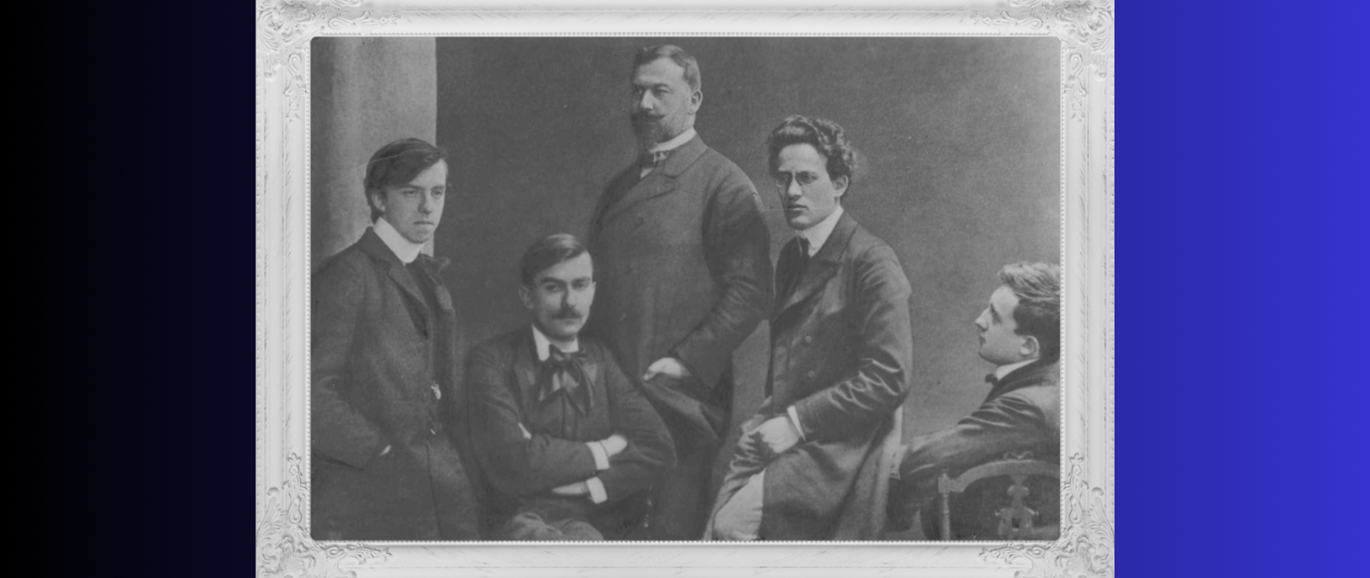 granatowe tło, lewy górny róg - logo szkoły, białe napisy, i rysunki nut, w środku zdjęcie