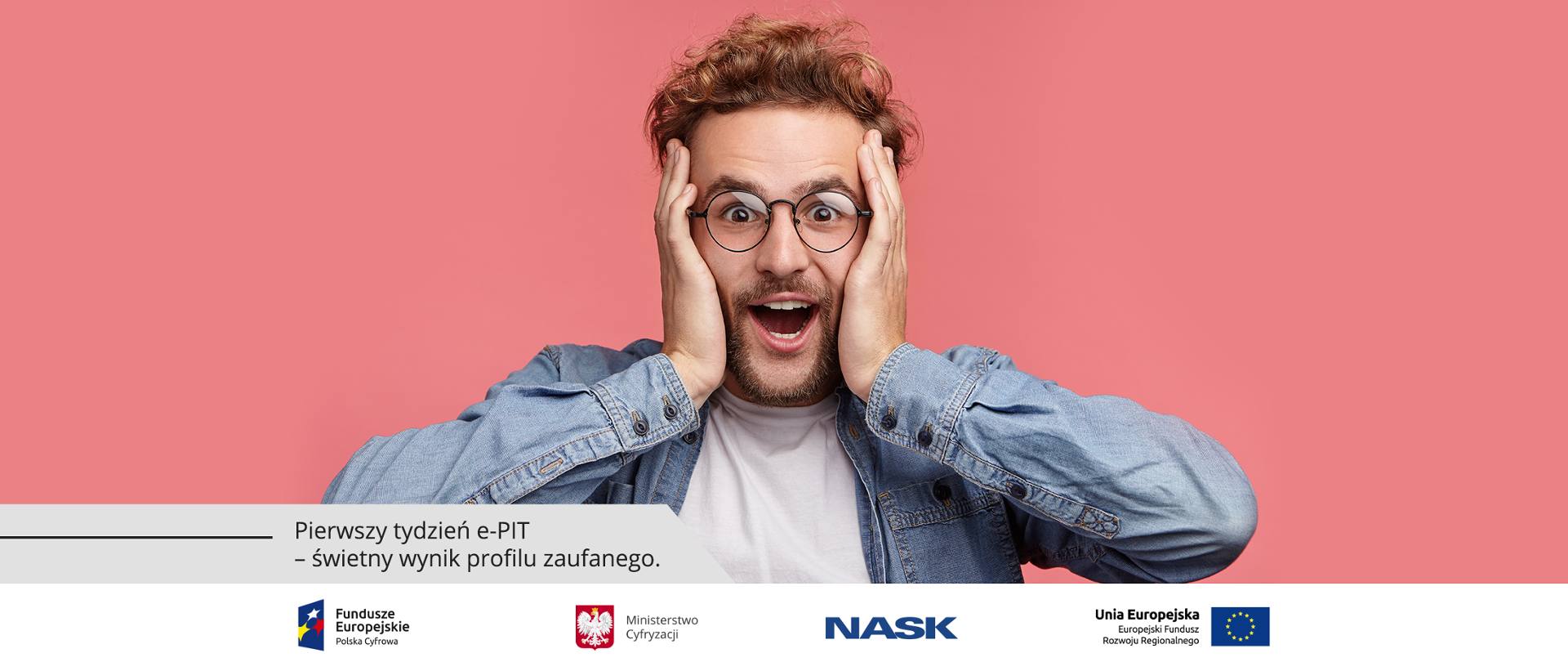 Mężczyzna w okularach, ubrany w białą koszulkę i jeansową koszulę. Trzyma się dłońmi za twarz i otwiera buzię, jego mina wyraża zaskoczenie.