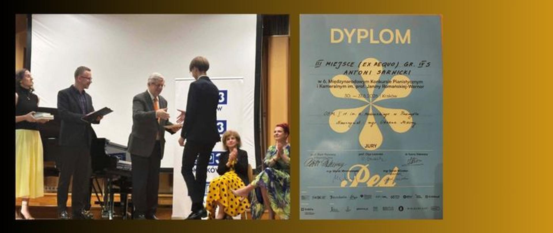 Grafika o miodowo-brązowym tle przedstawia sukces młodego pianisty i składa się z dwóch prostokątnych zdjęć umieszczonych obok siebie.
Po lewej stronie znajduje się fotografia z oficjalnej ceremonii wręczenia nagród na scenie. W centrum kadru starszy mężczyzna w garniturze i okularach podaje rękę młodemu, szczupłemu chłopakowi w ciemnym garniturze, wręczając mu nagrodę. Po lewej stronie sceny stoi mężczyzna w okularach i ciemnej marynarce, trzymający otwarty dyplom lub teczkę, a obok niego kobieta w czarnej bluzce i żółtej spódnicy trzyma stos książek. Po prawej stronie, na krzesłach, siedzą dwie klaszczące kobiety – jedna w żółtej spódnicy w czarne grochy, druga w kolorowej, wzorzystej sukience. W tle widoczny jest duży, biały ekran oraz fragment fortepianu.