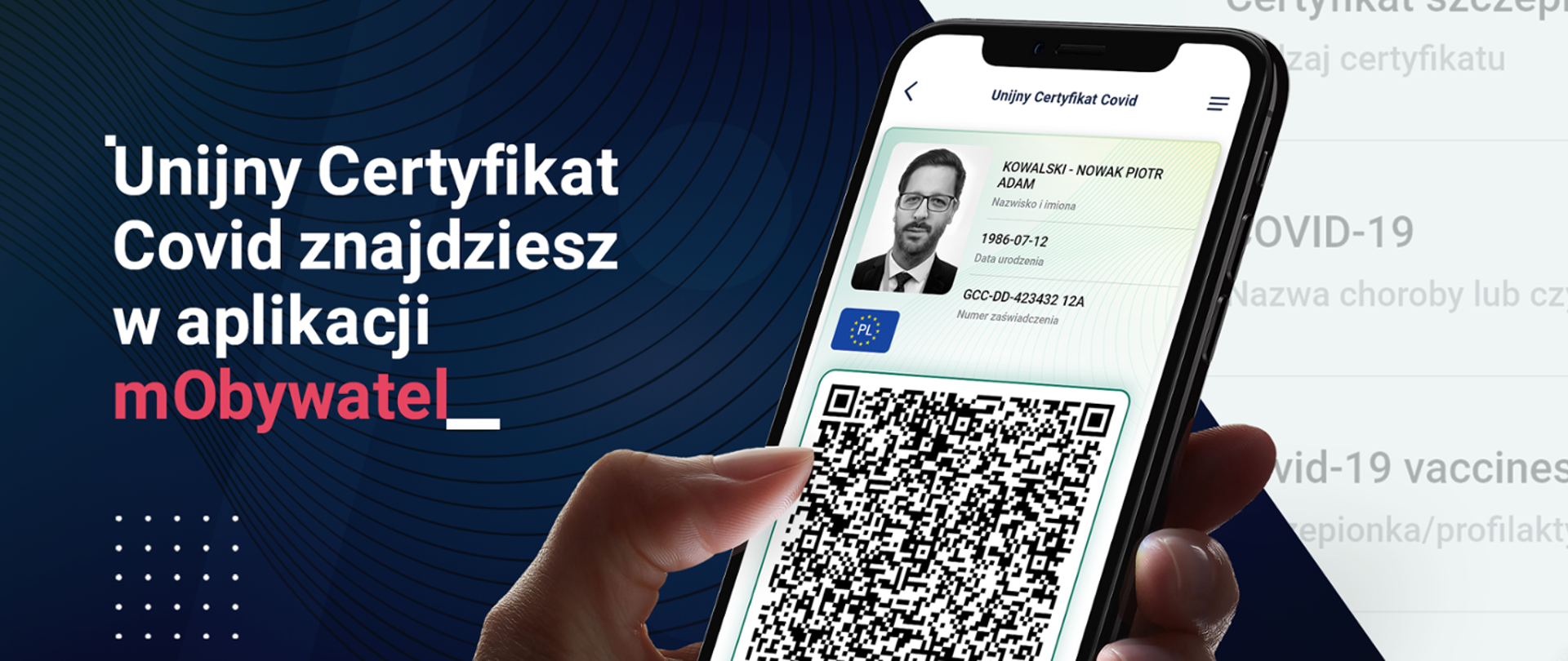 Ręka trzymająca smartfona, na którego ekranie widzimy otwarta aplikację mObywatel.