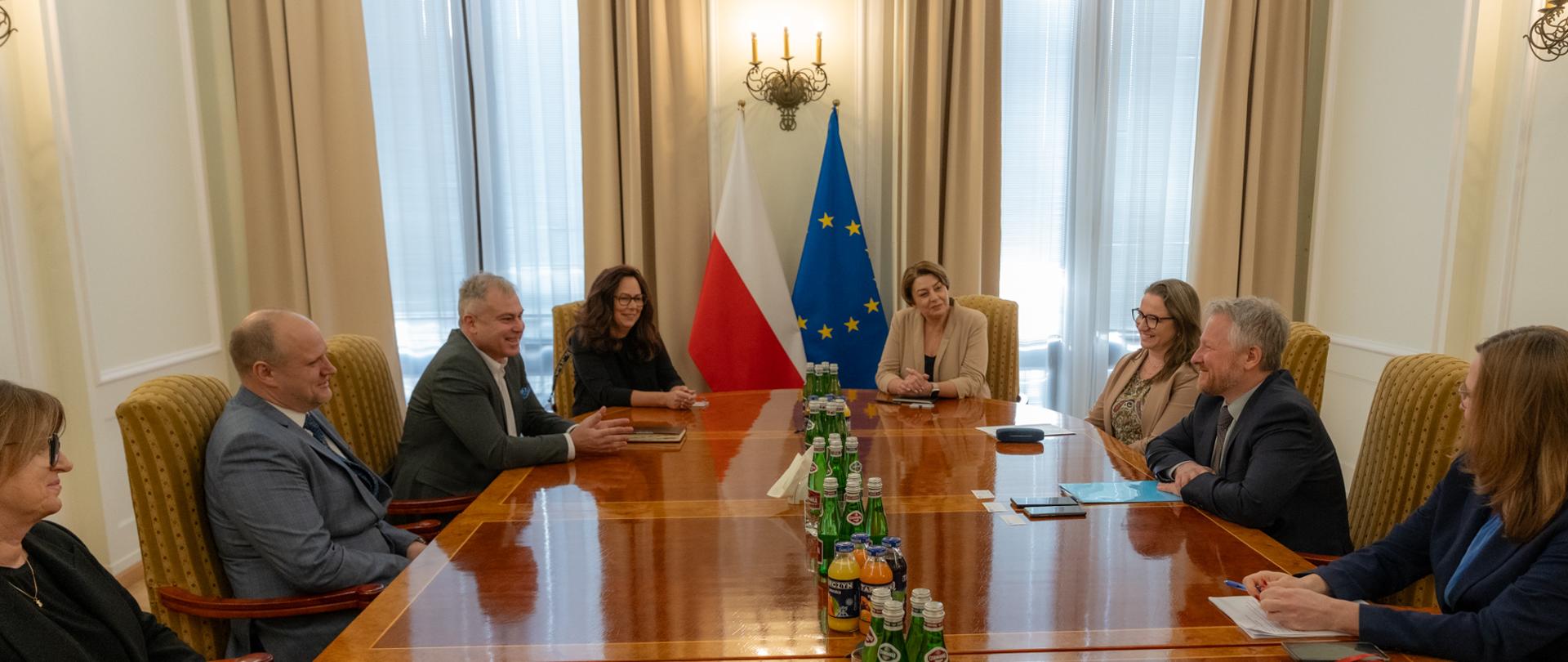 Wiceminister finansów Jurand Drop na spotkaniu z biegłymi rewidentami i księgowymi przy stole