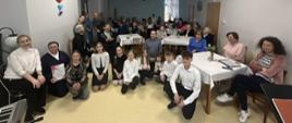 Zdjęcie zbiorowe uczestników koncertu - wykonawcy, opiekunowie i słuchacze